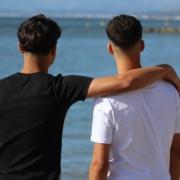 Dos chicos observan el mar en la playa de El Chorrillo, en Ceuta.