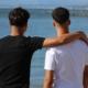 Dos chicos observan el mar en la playa de El Chorrillo, en Ceuta.