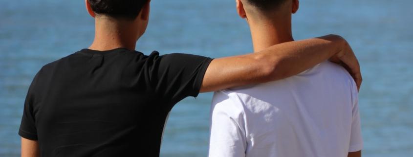 Dos chicos observan el mar en la playa de El Chorrillo, en Ceuta.